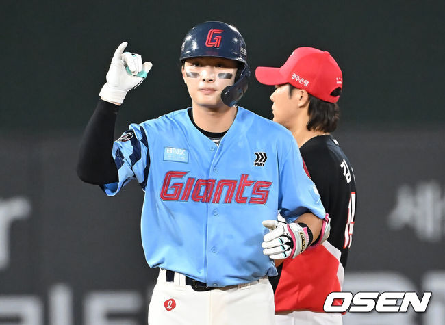 [OSEN=부산, 이석우 기자] 5일 부산 사직야구장에서 2025 신한 SOL 뱅크 KBO 리그 롯데 자이언츠와 KIA 타이거즈의 경기가 열렸다. 홈팀 롯데는 감보아가, 방문팀 KIA는 네일이 선발 출전했다.롯데 자이언츠 윤동희가 9회말 2사 좌익수 왼쪽 2루타를 치고 세리머니를 하고 있다. 2025.08.05 / foto0307@osen.co.kr