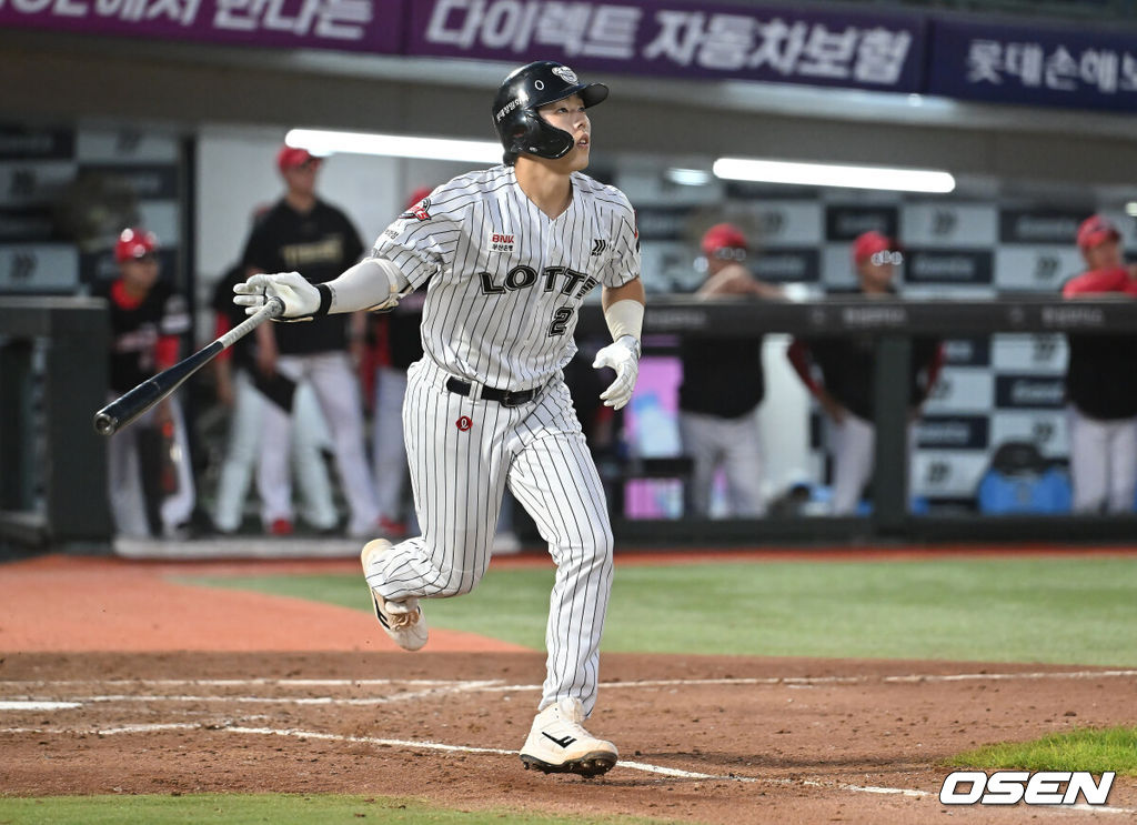 26일 부산 사직야구장에서 2025 신한 SOL 뱅크 KBO 리그 롯데 자이언츠와 KIA 타이거즈의 경기가 열렸다. 홈팀 롯데는 이민석이, 방문팀 KIA는 이의리가 선발 출전했다.롯데 자이언츠 고승민이 4회말 1사 우월 솔로 홈런을 치고 있다. 2025.07.26 / foto0307@osen.co.kr