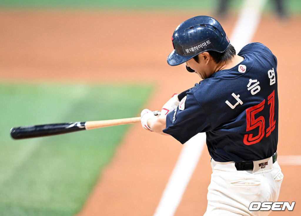 1일 오후 서울 고척스카이돔에서 2025 신한 SOL Bank KBO리그 키움 히어로즈와 롯데 자이언츠의 경기가 열렸다.키움은 조영건, 롯데는 데이비슨을 선발 투수로 내세웠다.1회초 무사 만루에서 롯데 나승엽이 2타점 좌전 적시타를 치고 있다. 2025.05.01 /sunday@osen.co.kr