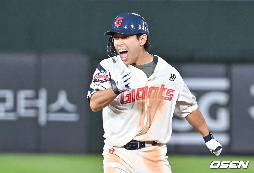17일 부산 사직야구장에서 2025 신한 SOL 뱅크 KBO 리그 롯데 자이언츠와 삼성 라이온즈의 경기가 열렸다. 홈팀 롯데는 감보아가, 방문팀 삼성은 이승현이 선발 출전했다.롯데 자이언츠 황성빈이 9회말 1사 우월 동점 솔로 홈런을 치고 환호하고 있다. 2025.08.17 / foto0307@osen.co.kr