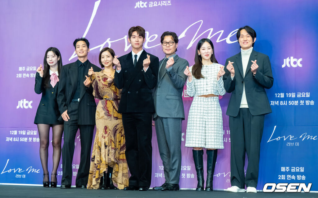 18일 오후 서울 신도림 드링크 서울에서 JTBC 새 금요시리즈 ‘러브 미’(연출 조영민/극본 박은영·박희권) 제작발표회가 진행됐다.'러브 미'는 내 인생만 애틋했던, 조금은 이기적이라 어쩌면 더 평범한 가족이 각자의 사랑을 시작하며 성장하는 이야기다로 이날 행사에는 조영민 감독과 배우 서현진, 유재명, 이시우, 윤세아, 장률, 다현이 참석했다. 출연배우들과 조영민 감독이 취하고 있다.  2025.12.18 / soul1014@osen.co.kr