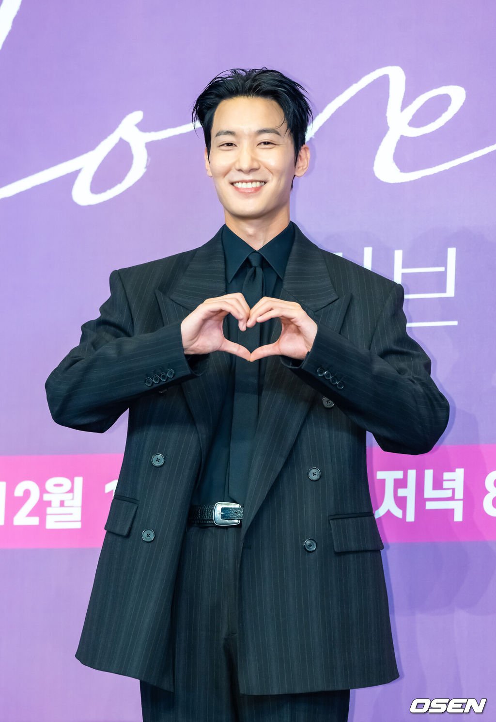 18일 오후 서울 신도림 드링크 서울에서 JTBC 새 금요시리즈 ‘러브 미’(연출 조영민/극본 박은영·박희권) 제작발표회가 진행됐다.'러브 미'는 내 인생만 애틋했던, 조금은 이기적이라 어쩌면 더 평범한 가족이 각자의 사랑을 시작하며 성장하는 이야기다로 이날 행사에는 조영민 감독과 배우 서현진, 유재명, 이시우, 윤세아, 장률, 다현이 참석했다. 배우 장률이 포즈를 취하고 있다.  2025.12.18 / soul1014@osen.co.kr 