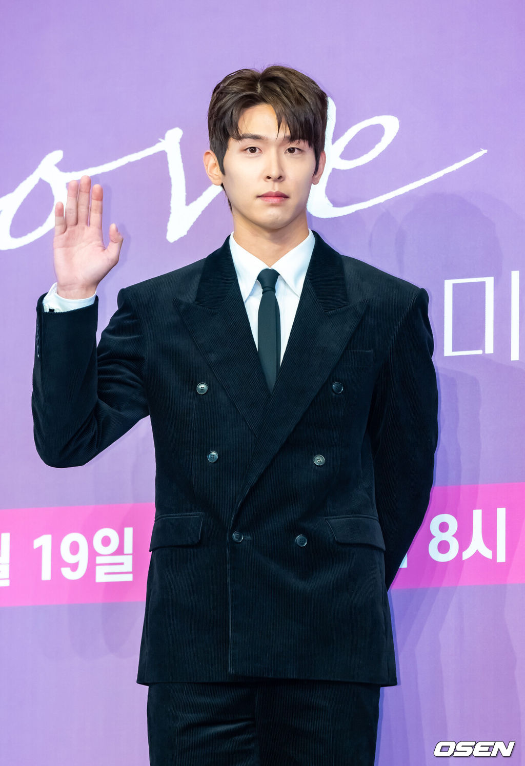 18일 오후 서울 신도림 드링크 서울에서 JTBC 새 금요시리즈 ‘러브 미’(연출 조영민/극본 박은영·박희권) 제작발표회가 진행됐다.'러브 미'는 내 인생만 애틋했던, 조금은 이기적이라 어쩌면 더 평범한 가족이 각자의 사랑을 시작하며 성장하는 이야기다로 이날 행사에는 조영민 감독과 배우 서현진, 유재명, 이시우, 윤세아, 장률, 다현이 참석했다. 배우 이시우가 포즈를 취하고 있다.  2025.12.18 / soul1014@osen.co.kr 