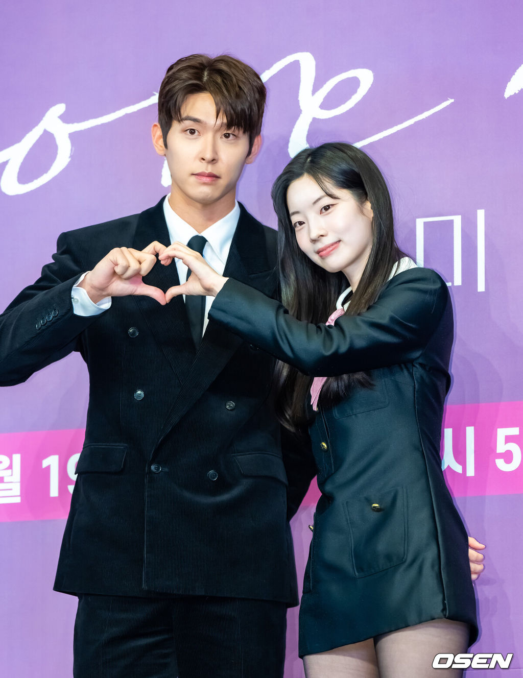 18일 오후 서울 신도림 드링크 서울에서 JTBC 새 금요시리즈 ‘러브 미’(연출 조영민/극본 박은영·박희권) 제작발표회가 진행됐다.'러브 미'는 내 인생만 애틋했던, 조금은 이기적이라 어쩌면 더 평범한 가족이 각자의 사랑을 시작하며 성장하는 이야기다로 이날 행사에는 조영민 감독과 배우 서현진, 유재명, 이시우, 윤세아, 장률, 다현이 참석했다. 배우 이시우와 다현이 포즈를 취하고 있다.  2025.12.18 / soul1014@osen.co.kr 