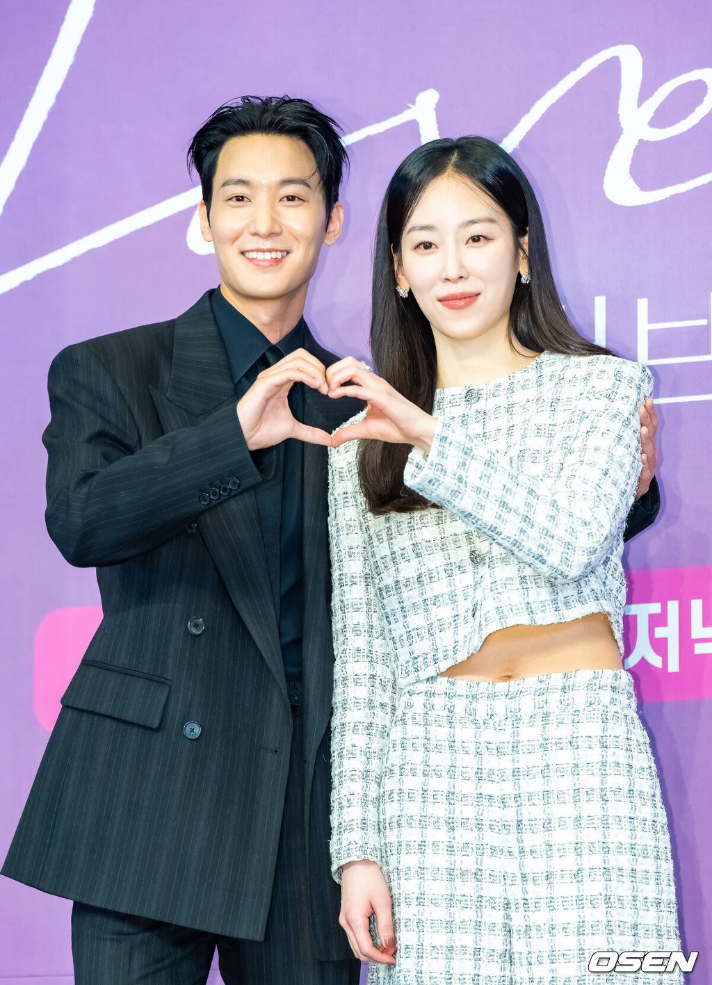 18일 오후 서울 신도림 드링크 서울에서 JTBC 새 금요시리즈 ‘러브 미’(연출 조영민/극본 박은영·박희권) 제작발표회가 진행됐다.'러브 미'는 내 인생만 애틋했던, 조금은 이기적이라 어쩌면 더 평범한 가족이 각자의 사랑을 시작하며 성장하는 이야기다로 이날 행사에는 조영민 감독과 배우 서현진, 유재명, 이시우, 윤세아, 장률, 다현이 참석했다. 배우 장률과 서현진이 포즈를 취하고 있다.  2025.12.18 / soul1014@osen.co.kr 