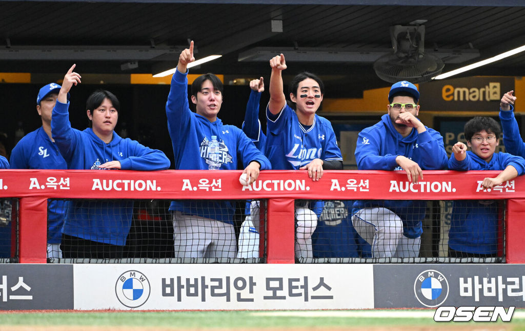 프로야구 삼성 라이온즈가 SSG 랜더스를 꺾고 준플레이오프(5전3선승제) 1차전을 승리했다. 삼성은 9일 인천 SSG랜더스필드에서 열린 SSG와 준플레이오프 1차전에서 5-2로 승리했다. 삼성은 플레이오프 진출 확률 85.3%를 거머쥐었다. 역대 34번 치러진 준플레이오프에서 1차전 승리 팀이 29차례 플레이오프에 진출했다. 9회말 삼성 선수들이 더그아웃에서 환호하고 있다. 2025.10.09 /sunday@osen.co.kr