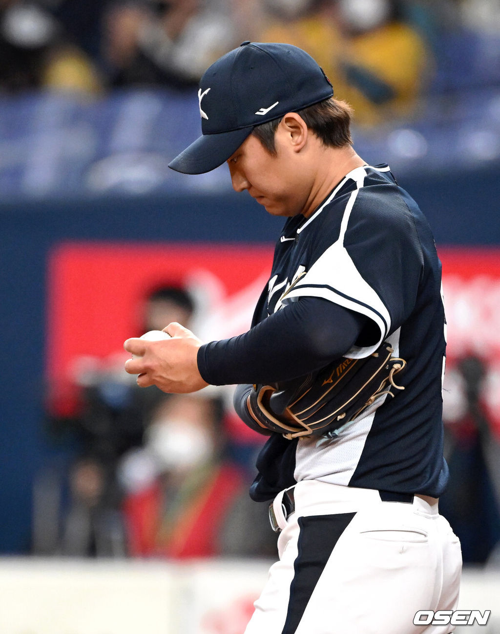 7일 오사카 교세라돔에서 2023 WBC(월드베이스볼클래식) 에 참가한 한국 야구대표팀이 한신 타이거즈와 연습경기를 가졌다.3회말 2사 2,3루 오바타에 안타를 맞아 2실점 한 구창모가 고개를 숙이고 있다.2023.03.07/spjj@osen.co.kr