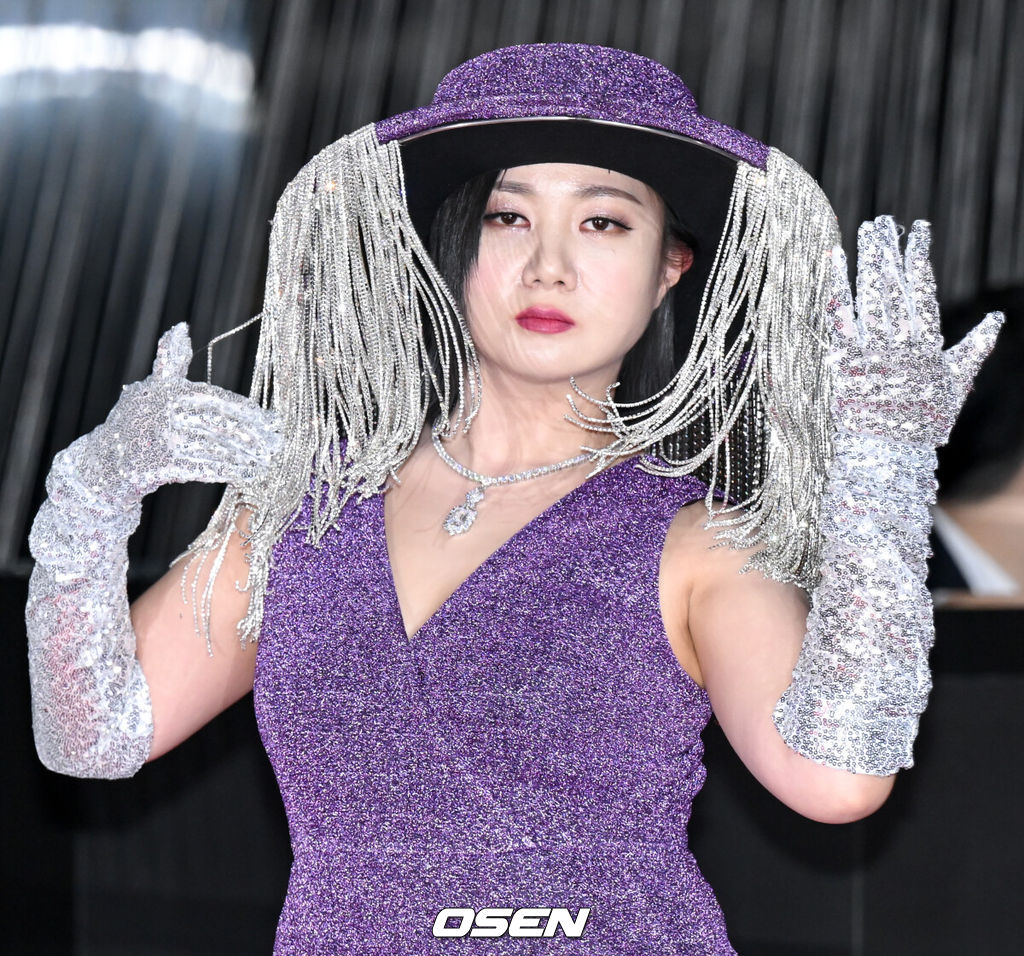 2023 SBS 연예대상 포토월 행사가 30일 서울 마포구 상암 SBS 프리즘타워에서 열렸다.방송인 박나래가 레드카펫을 밟으며 포즈를 취하고 있다. 2023.12.30/cej@osen.co.kr