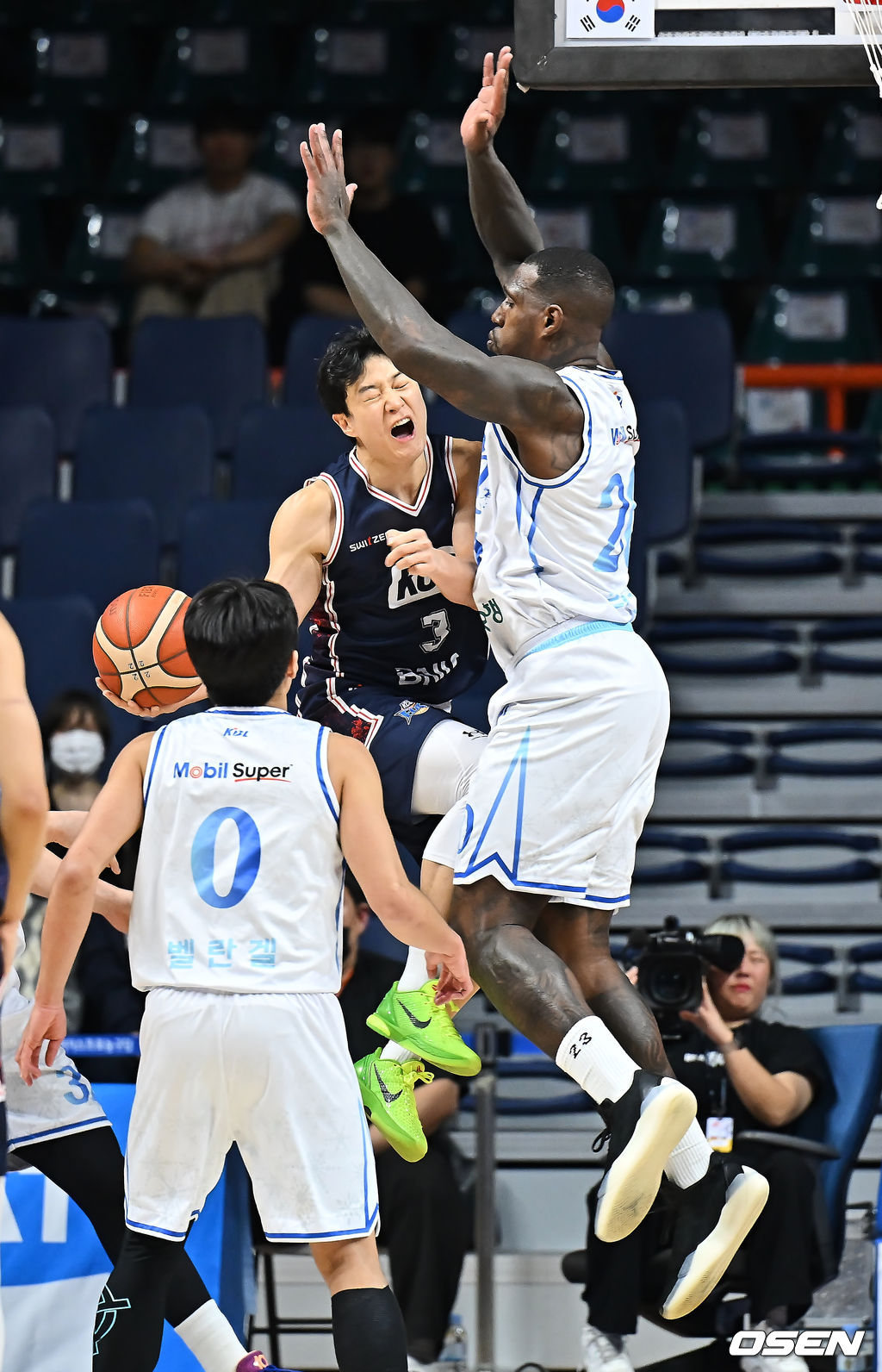 18일 부산 사직체육관에서 2025-2026 LG전자 프로농구 부산 KCC와 대구 한국가스공사의 경기가 열렸다.지난 경기에서 복귀했던 최준용이 다시 부상으로 결장하고, 장재석까지 부상으로 이탈한 KCC는 가용 인원이 크게 줄어 한국가스공사전에서 적잖은 어려움이 예상된다.대구 한국가스공사 라건아가 부산 KCC 허웅의 슛을 몸으로 막고 있다. 2025.12.18 / foto0307@osen.co.kr
