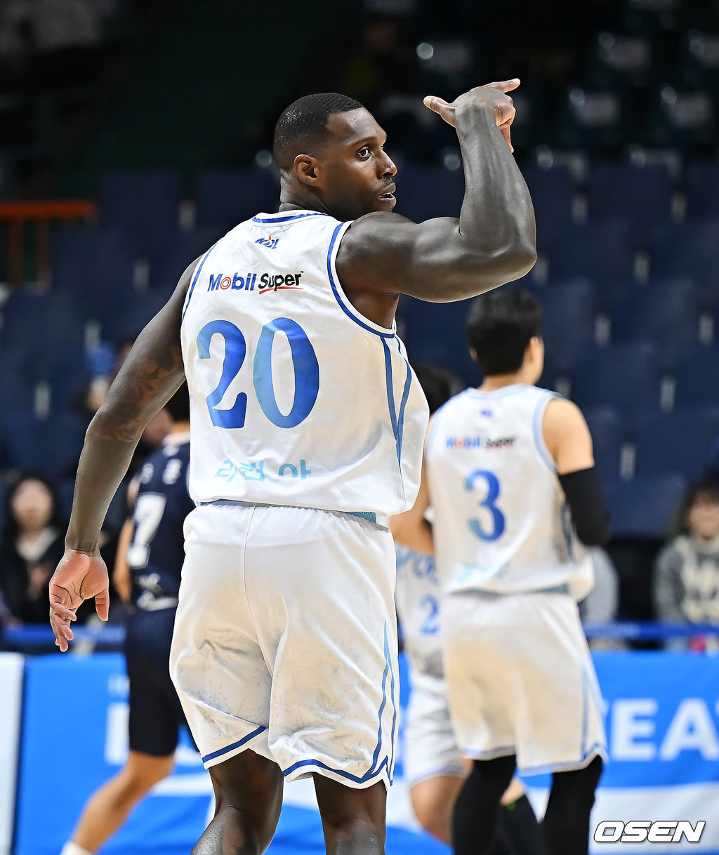 18일 부산 사직체육관에서 2025-2026 LG전자 프로농구 부산 KCC와 대구 한국가스공사의 경기가 열렸다.지난 경기에서 복귀했던 최준용이 다시 부상으로 결장하고, 장재석까지 부상으로 이탈한 KCC는 가용 인원이 크게 줄어 한국가스공사전에서 적잖은 어려움이 예상된다.대구 한국가스공사 라건아가 3점슛을 성공시키고 세리머니를 하고 있다. 2025.12.18 / foto0307@osen.co.kr