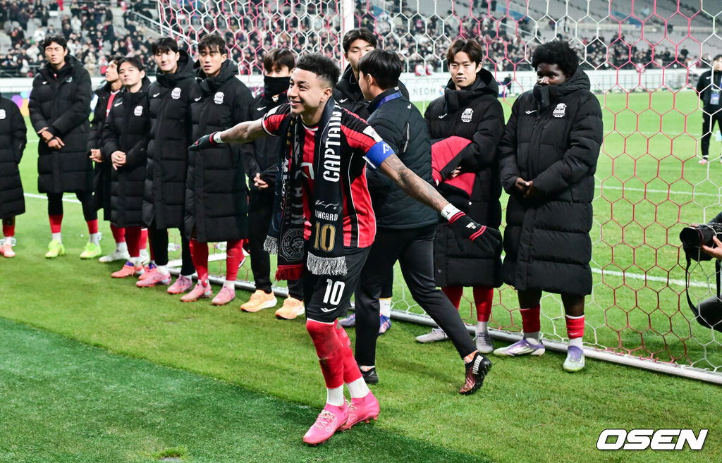 제시 린가드(33, 서울)의 라스트 댄스는 무승부로 끝났다. FC서울은 10일 오후 서울월드컵경기장에서 2025~2026시즌 아시아축구연맹(AFC) 챔피언스리그 엘리트(ACLE) 리그 스테이지에서 린가드의 선제골이 터졌지만 지키지 못하고 멜버른 시티와 1-1로 비겼다. 서울(2승3무1패, 승점 9)은 5위로 밀렸다. 멜버른 스티(3승1무2패, 승점 10점)는 4위다. 경기종료 후 FC서울 린가드 고별행사에서 린가드가 서포터즈 앞에서 마지막 세리머니를 하고 있다.  2025.12.10 / soul1014@osen.co.kr