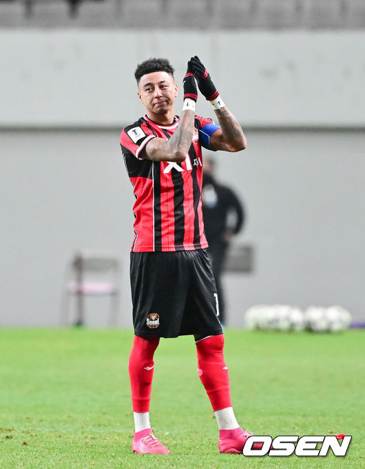 [OSEN=서월월드컵경기장, 박준형 기자] 제시 린가드(33, 서울)의 라스트 댄스는 무승부로 끝났다.&nbsp;FC서울은 10일 오후 서울월드컵경기장에서 2025~2026시즌 아시아축구연맹(AFC) 챔피언스리그 엘리트(ACLE) 리그 스테이지에서 린가드의 선제골이 터졌지만 지키지 못하고 멜버른 시티와 1-1로 비겼다.&nbsp;서울(2승3무1패, 승점 9)은 5위로 밀렸다. 멜버른 스티(3승1무2패, 승점 10점)는 4위다.&nbsp;경기종료 후 FC서울 린가드 고별행사에서 린가드가 눈물을 보이고 있다.  2025.12.10 / soul1014@osen.co.kr