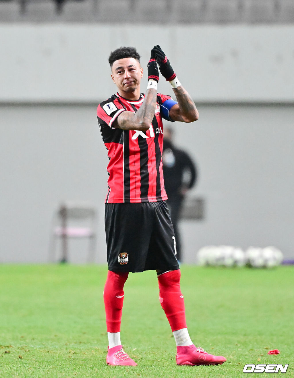 제시 린가드(33, 서울)의 라스트 댄스는 무승부로 끝났다. FC서울은 10일 오후 서울월드컵경기장에서 2025~2026시즌 아시아축구연맹(AFC) 챔피언스리그 엘리트(ACLE) 리그 스테이지에서 린가드의 선제골이 터졌지만 지키지 못하고 멜버른 시티와 1-1로 비겼다. 서울(2승3무1패, 승점 9)은 5위로 밀렸다. 멜버른 스티(3승1무2패, 승점 10점)는 4위다. 경기종료 후 FC서울 린가드 고별행사에서 린가드가 눈물을 보이고 있다.  2025.12.10 / soul1014@osen.co.kr