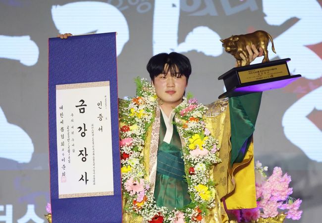 2022년 팀에 입단한 신현준(22·문경시청)이 ‘위더스제약 2025 민속씨름 문경오미자장사씨름대회’에서 생애 처음으로 금강급 정상에 올랐다. / 대한씨름협회