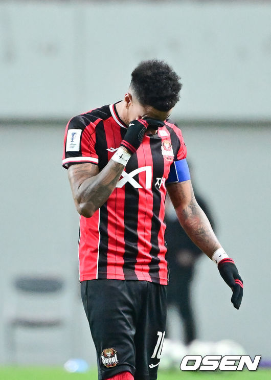 [OSEN=서월월드컵경기장, 박준형 기자] 제시 린가드(33, 서울)의 라스트 댄스는 무승부로 끝났다.&nbsp;FC서울은 10일 오후 서울월드컵경기장에서 2025~2026시즌 아시아축구연맹(AFC) 챔피언스리그 엘리트(ACLE) 리그 스테이지에서 린가드의 선제골이 터졌지만 지키지 못하고 멜버른 시티와 1-1로 비겼다.&nbsp;서울(2승3무1패, 승점 9)은 5위로 밀렸다. 멜버른 스티(3승1무2패, 승점 10점)는 4위다.&nbsp;경기종료 후 FC서울 린가드 고별행사에서 린가드가 눈물을 보이고 있다.  2025.12.10 / soul1014@osen.co.kr