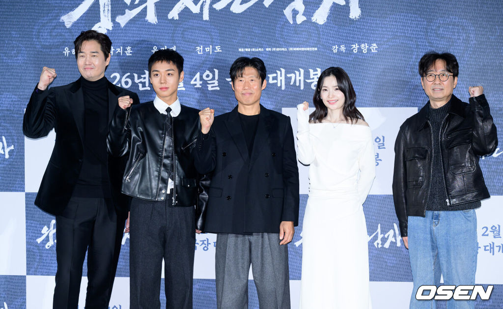 19일 오전 서울 CGV 용산아이파크몰에서 영화 ‘왕과 사는 남자’ 제작보고회가 열렸다.'왕과 사는 남자'는 1457년 청령포, 마을의 부흥을 위해 유배지를 자처한 촌장과 왕위에서 쫓겨나 유배된 어린 선왕의 사연을 그린 작품으로 2026년 2월 4일 개봉한다.배우 유지태, 박지훈, 유해진, 전미도, 장한준 감독이 포토타임을 가지고 있다. 2025.12.19 /sunday@osen.co.kr
