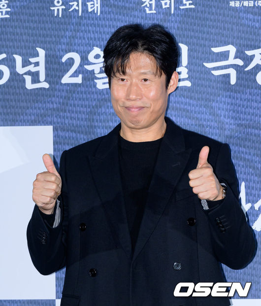 [OSEN=이대선 기자] 19일 오전 서울 CGV 용산아이파크몰에서 영화 ‘왕과 사는 남자’ 제작보고회가 열렸다.'왕과 사는 남자'는 1457년 청령포, 마을의 부흥을 위해 유배지를 자처한 촌장과 왕위에서 쫓겨나 유배된 어린 선왕의 사연을 그린 작품으로 2026년 2월 4일 개봉한다.배우 유해진이 포토타임을 가지고 있다. 2025.12.19 /sunday@osen.co.kr
