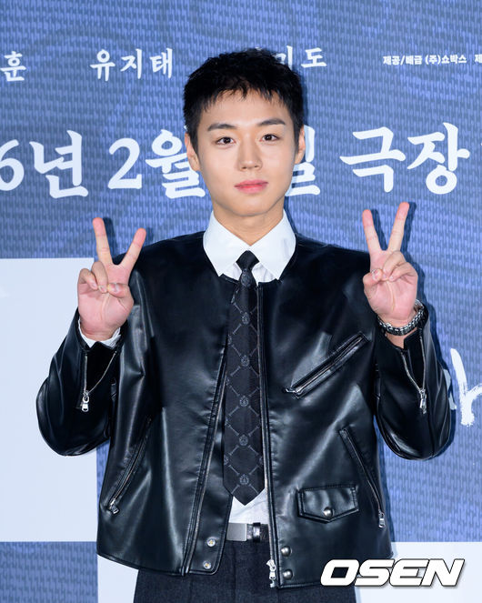 [OSEN=이대선 기자] 19일 오전 서울 CGV 용산아이파크몰에서 영화 ‘왕과 사는 남자’ 제작보고회가 열렸다.'왕과 사는 남자'는 1457년 청령포, 마을의 부흥을 위해 유배지를 자처한 촌장과 왕위에서 쫓겨나 유배된 어린 선왕의 사연을 그린 작품으로 2026년 2월 4일 개봉한다.배우 박지훈이 포토타임을 가지고 있다. 2025.12.19 /sunday@osen.co.kr