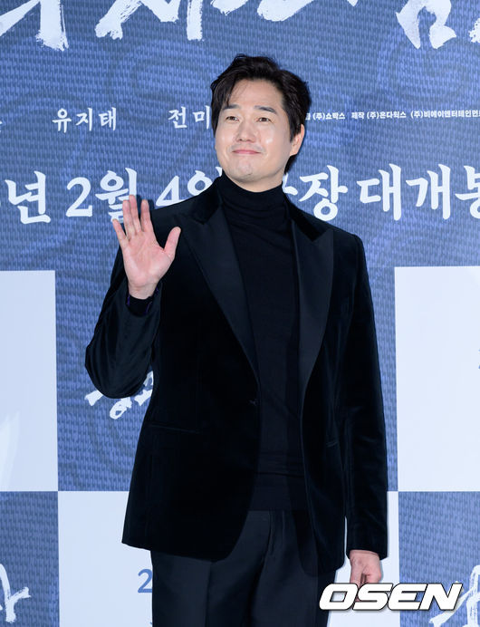 [OSEN=이대선 기자] 19일 오전 서울 CGV 용산아이파크몰에서 영화 ‘왕과 사는 남자’ 제작보고회가 열렸다.'왕과 사는 남자'는 1457년 청령포, 마을의 부흥을 위해 유배지를 자처한 촌장과 왕위에서 쫓겨나 유배된 어린 선왕의 사연을 그린 작품으로 2026년 2월 4일 개봉한다.배우 유지태가 포토타임을 가지고 있다. 2025.12.19 /sunday@osen.co.kr