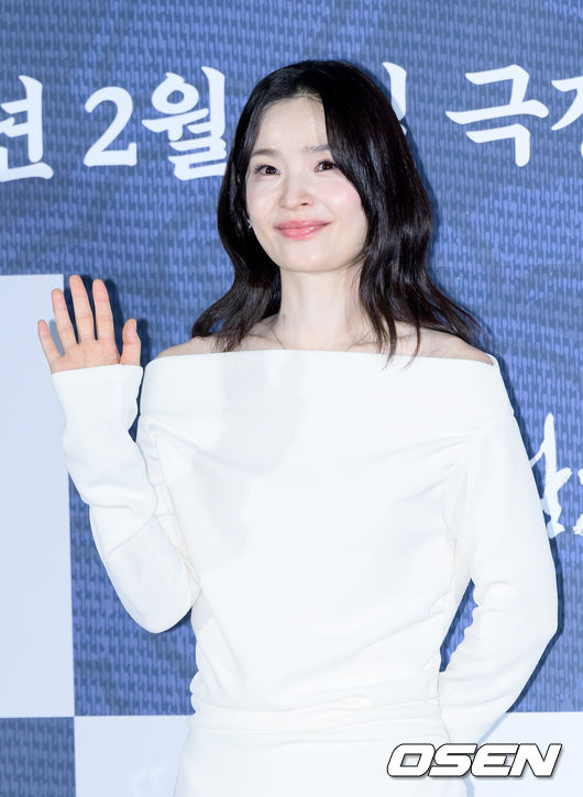 [OSEN=이대선 기자] 19일 오전 서울 CGV 용산아이파크몰에서 영화 ‘왕과 사는 남자’ 제작보고회가 열렸다.'왕과 사는 남자'는 1457년 청령포, 마을의 부흥을 위해 유배지를 자처한 촌장과 왕위에서 쫓겨나 유배된 어린 선왕의 사연을 그린 작품으로 2026년 2월 4일 개봉한다.배우 전미도가 포토타임을 가지고 있다. 2025.12.19 /sunday@osen.co.kr