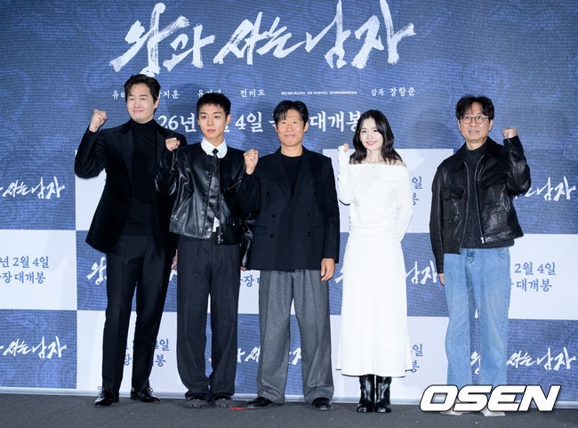 [OSEN=이대선 기자] 19일 오전 서울 CGV 용산아이파크몰에서 영화 ‘왕과 사는 남자’ 제작보고회가 열렸다.'왕과 사는 남자'는 1457년 청령포, 마을의 부흥을 위해 유배지를 자처한 촌장과 왕위에서 쫓겨나 유배된 어린 선왕의 사연을 그린 작품으로 2026년 2월 4일 개봉한다.배우 유지태, 박지훈, 유해진, 전미도, 장한준 감독이 포토타임을 가지고 있다. 2025.12.19 /sunday@osen.co.kr