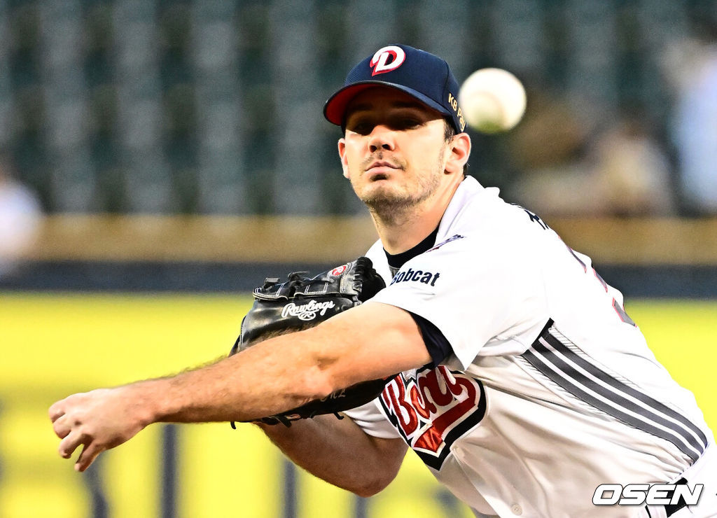 18일 오후 서울 잠실구장에서 ‘2025 신한 SOL Bank KBO리그’ 두산 베어스와 키움 히어로즈의 경기가 열렸다.두산은 잭로그, 키움은 하영민이 선발로 나섰다.1회 두산 잭로그가 역투하고 있다. 2025.09.18 /jpnews@osen.co.kr
