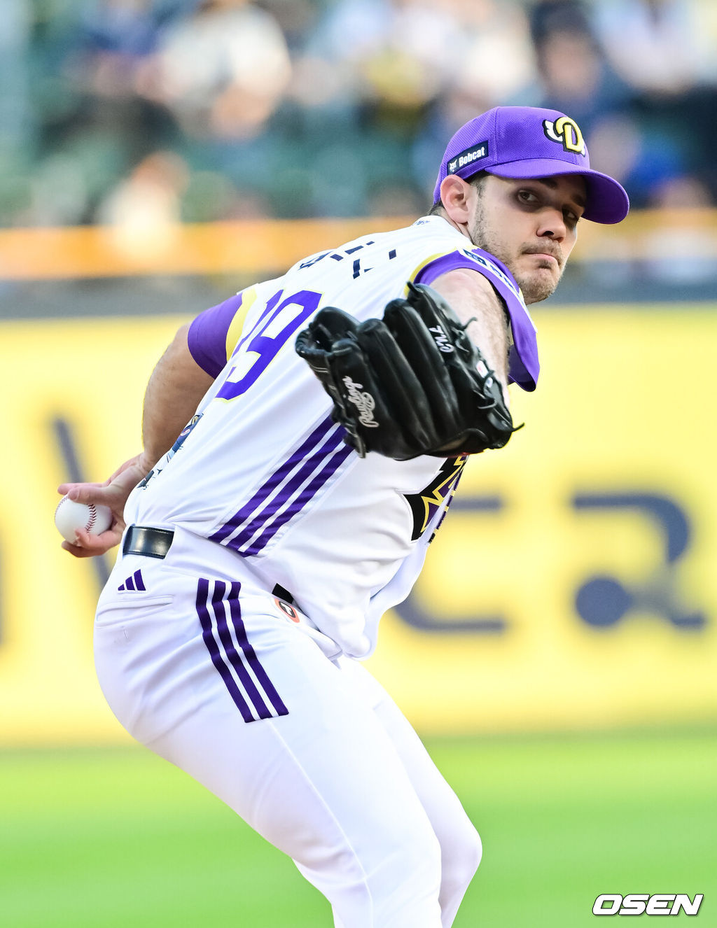 7일 오후 서울 잠실구장에서 ‘2025 신한 SOL BANK KBO리그’ 두산 베어스와 LG 트윈스의 경기가 진행됐다.이날 경기에서 두산은 잭로그를 LG은 최채흥을 선발투수로 내세웠다.1회초 두산 선발투수 잭로그가 역투하고 있다.  2025.05.07 / soul1014@osen.co.kr