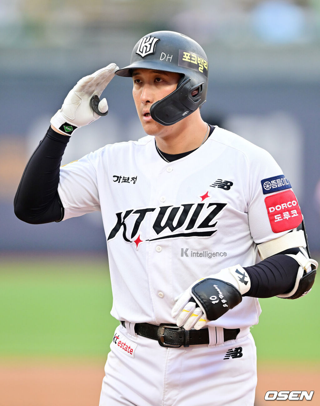 3일 오후 수원 KT위즈파크에서 ‘2025 신한 SOL Bank KBO리그’ KT 위즈와 키움 히어로즈의 경기가 열렸다.홈팀 KT는 오원석, 원정팀 키움은 하영민을 선발로 내세웠다. 2회말 1사 주자 1,2루 KT 황재균이 중견수 왼쪽 1타점 적시타를 때린 후 1루에서 세리머니를 하고 있다. 2025.05.03 / rumi@osen.co.kr