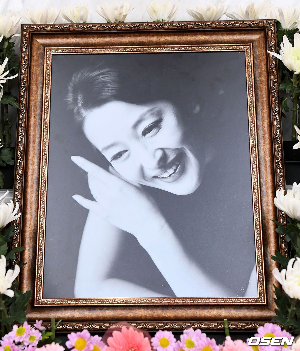 [OSEN=사진팀] 한국 연극계의 대표적인 배우이자 ‘1세대 연극스타’로 불린 윤석화가 뇌종양 투병 끝에 별세했다. 향년 69세.1956년 서울에서 태어난 윤석화는 1975년 연극 ‘꿀맛’으로 데뷔하며 연극계에 이름을 알렸다. 이후 ‘신의 아그네스’, ‘햄릿’, ‘딸에게 보내는 편지’ 등 다수의 작품에서 뛰어난 연기력으로 관객들의 사랑을 받으며 한국 연극계의 상징적인 배우로 자리매김했다.고인은 2022년 7월 연극 ‘햄릿’ 출연을 끝으로, 같은 해 10월 악성 뇌종양 수술을 받으며 투병을 시작했다. 이후 투병 사실을 직접 공개한 윤석화는 2023년 LG아트센터 서울에서 열린 연극 ‘토카타’에 약 5분간 우정 출연하며 무대에 대한 깊은 애정을 드러내기도 했다. 이 무대가 그의 마지막 공식 활동으로 남았다.서울 신촌세브란스병원 장례식장에서 마련된 故 윤석화의 빈소. 2025.12.19 /photo@osen.co.kr<사진=사진공동취재단>