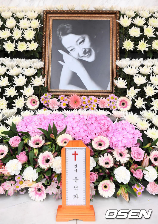 [OSEN=사진팀] 한국 연극계의 대표적인 배우이자 ‘1세대 연극스타’로 불린 윤석화가 뇌종양 투병 끝에 별세했다. 향년 69세.1956년 서울에서 태어난 윤석화는 1975년 연극 ‘꿀맛’으로 데뷔하며 연극계에 이름을 알렸다. 이후 ‘신의 아그네스’, ‘햄릿’, ‘딸에게 보내는 편지’ 등 다수의 작품에서 뛰어난 연기력으로 관객들의 사랑을 받으며 한국 연극계의 상징적인 배우로 자리매김했다.고인은 2022년 7월 연극 ‘햄릿’ 출연을 끝으로, 같은 해 10월 악성 뇌종양 수술을 받으며 투병을 시작했다. 이후 투병 사실을 직접 공개한 윤석화는 2023년 LG아트센터 서울에서 열린 연극 ‘토카타’에 약 5분간 우정 출연하며 무대에 대한 깊은 애정을 드러내기도 했다. 이 무대가 그의 마지막 공식 활동으로 남았다.서울 신촌세브란스병원 장례식장에서 마련된 故 윤석화의 빈소. 2025.12.19 /photo@osen.co.kr<사진=사진공동취재단>