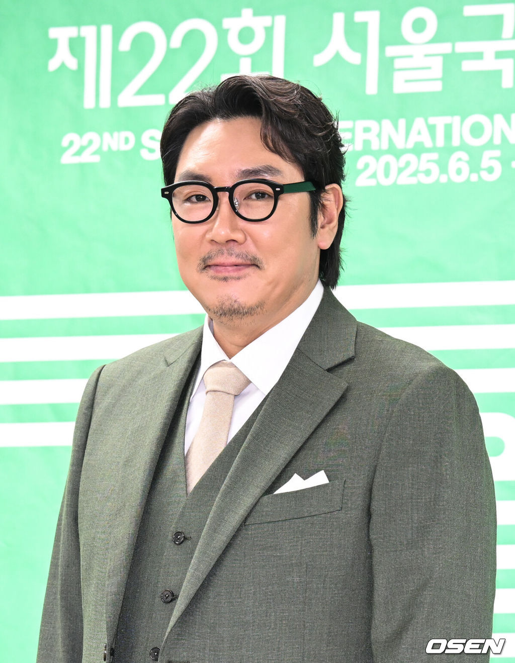 제22회 서울국제환경영화제 홍보대사 위촉식 및 기자간담회가 14일 오전 서울 중구 환경재단 레이첼카슨홀에서 열렸다.배우 조진웅과 작가 김은희가 서울국제환경영화제 공식 홍보대사 ‘에코프렌즈’로 활동할 예정이다.홍보대사로 위촉된 배우 조진웅이 포즈를 취하고 있다. 2025.05.14 /cej@osen.co.kr