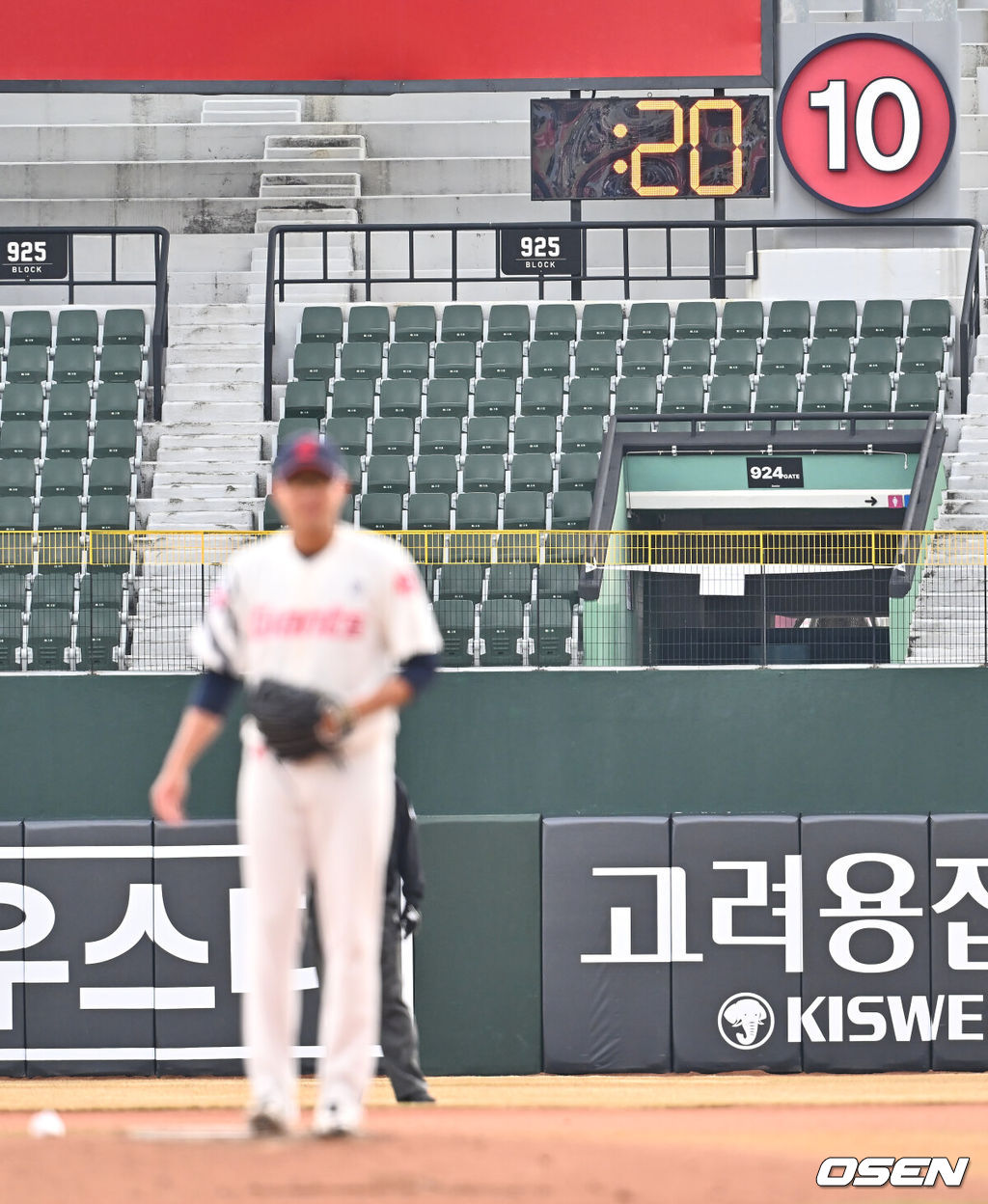 8일 부산 사직야구장에서 2025 신한 SOL 뱅크 KBO 리그 롯데 자이언츠와 KIA 타이거즈의 시범경기가 열렸다. 홈팀 롯데는 박세웅이 선발로 출전하고, 방문팀 KIA는 올러가 선발로 출전했다.올해부터 도입된 피치클락이 운영되고 있다. 2025.03.08 / foto0307@osen.co.kr