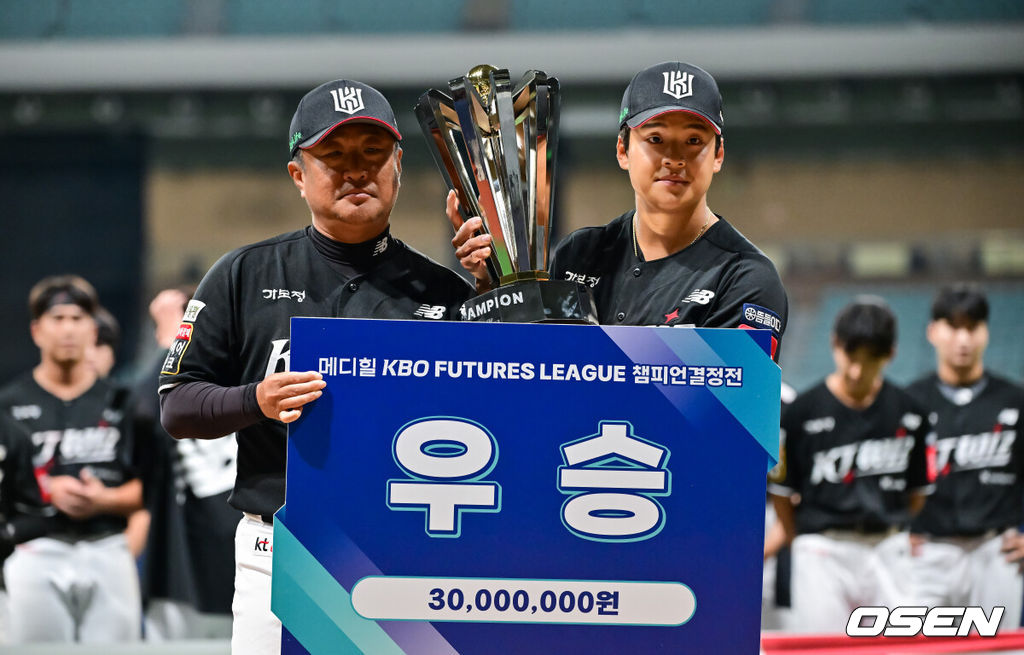 퓨처스리그 최강팀이 KT의 마법에 무너졌다. 김호 감독이 이끄는 KT 위즈 퓨처스팀은 1일 서울 고척스카이돔에서 열린 2025 KBO 퓨처스리그 상무와의 챔피언결정전에서 10-5로 승리했다. 시상식에서 KT 김호 감독과 강민성이 포즈를 취하고 있다.   2025.10.01 / soul1014@osen.co.kr