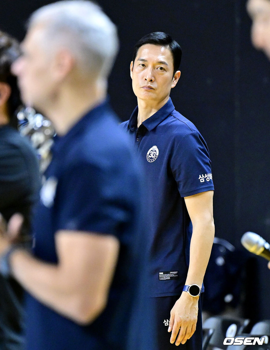 18일 경기도 의정부시 경민대학교 체육관에서 ‘진에어 2025~2026 프로배구 V리그’ 남자부 KB손해보험과 삼성화재의 경기가 열렸다.이날 경기는 홈팀 KB손해보험이 3-0(25-19 25-21 25-20)로 승리하며 3위로 올라섰다. 경기를 마치고 삼성화재 김상우 감독이 생각에 잠겨 있다. 2025.12.18 / dreamer@osen.co.kr