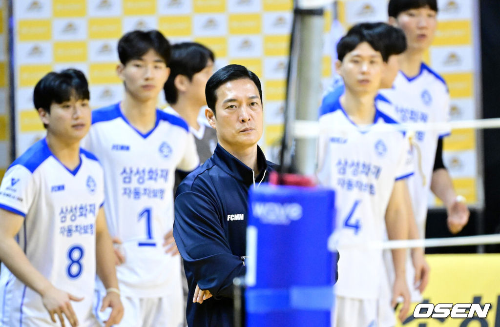 18일 경기도 의정부시 경민대학교 체육관에서 ‘진에어 2025~2026 프로배구 V리그’ 남자부 KB손해보험과 삼성화재의 경기가 열렸다.홈팀 KB손해보험은 7승 8패 승점 22, 방문팀 삼성화재는 2승 13패 승점 7을 마크하고 있다. 2세트, 삼성화재 김상우 감독이 코트를 주시하고 있다. 2025.12.18 / dreamer@osen.co.kr