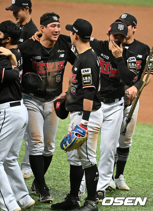 [OSEN=고척, 지형준 기자] KT 위즈가 창단 첫 한국시리즈 우승을 차지했다.KT는&nbsp;18일 서울 고척 스카이돔에서 열린 한국시리즈 4차전 두산과의 경기에서 8-4로 승리했다.&nbsp;이로써 KT는 1~4차전을 모두 승리하면서 4전승 퍼펙트 우승을 달성했다. 7년 연속 한국시리즈에 진출한 두산은 역대 9번째로 4전패 준우승 팀이 됐다.&nbsp;경기를 마치고 KT 황재균, 박경수가 우승을 기뻐하고 있다. 2021.11.18 /jpnews@osen.co.kr