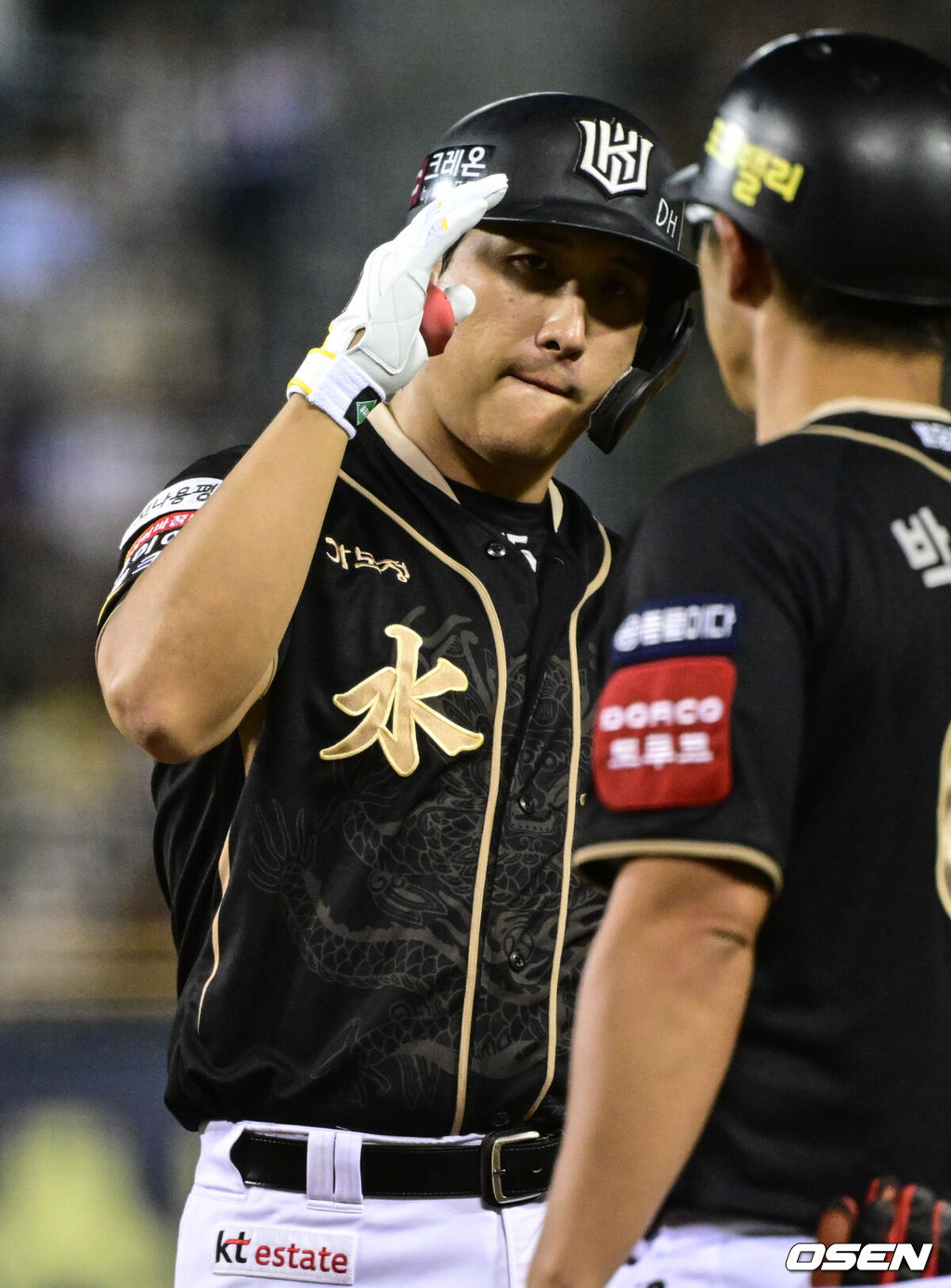 11일 오후 서울 잠실구장에서 ‘2025 신한 SOL Bank KBO리그’ LG 트윈스와 KT 위즈의 경기가 열렸다.홈팀 LG는 치리노스, 방문팀 KT는 헤이수스를 선발로 내세웠다.7회초 무사 1,3루에서 KT 황재균이 적시타 세리머니를 하고 있다. 2025.09.11 /cej@osen.co.kr