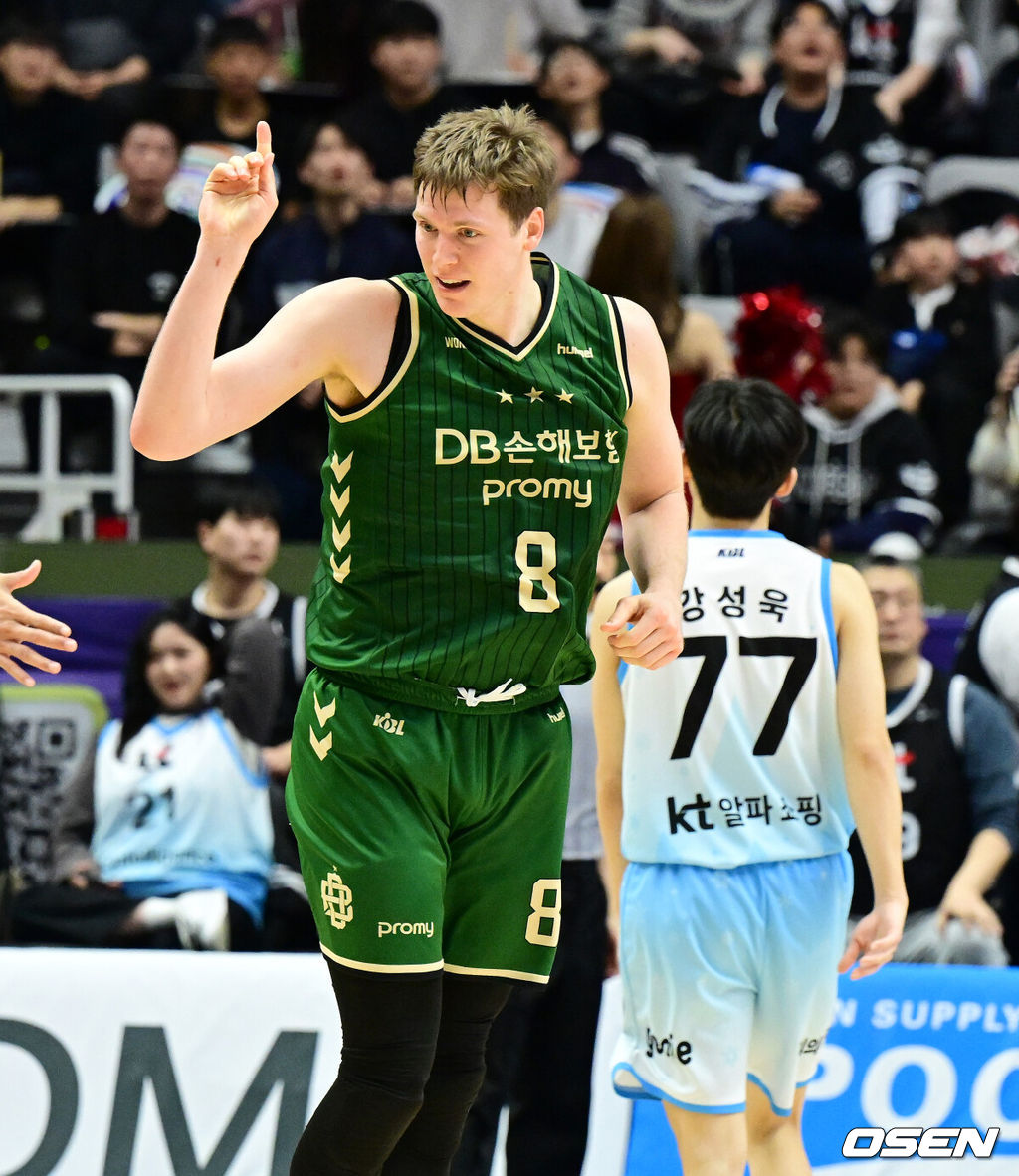 19일 오후 수원 KT 소닉붐 아레나에서 2025-2026 LG전자 프로농구 수원 KT와 원주 DB의 경기가 열렸다.KT는 11승 11패(6위), DB는 12승 9패(4위)를 기록중이다.  4쿼터 DB 엘런슨이 역전에 성공하며 기뻐하고 있다. 2025.12.19 /jpnews@osen.co.kr