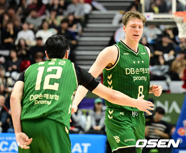 [OSEN=수원, 지형준 기자] 19일 오후 수원 KT 소닉붐 아레나에서 2025-2026 LG전자 프로농구 수원 KT와 원주 DB의 경기가 열렸다.KT는 11승 11패(6위), DB는 12승 9패(4위)를 기록중이다. &nbsp; 3쿼터 DB 엘런슨이 득점에 성공하며 정효근과 기뻐하고 있다. 2025.12.19 /jpnews@osen.co.kr