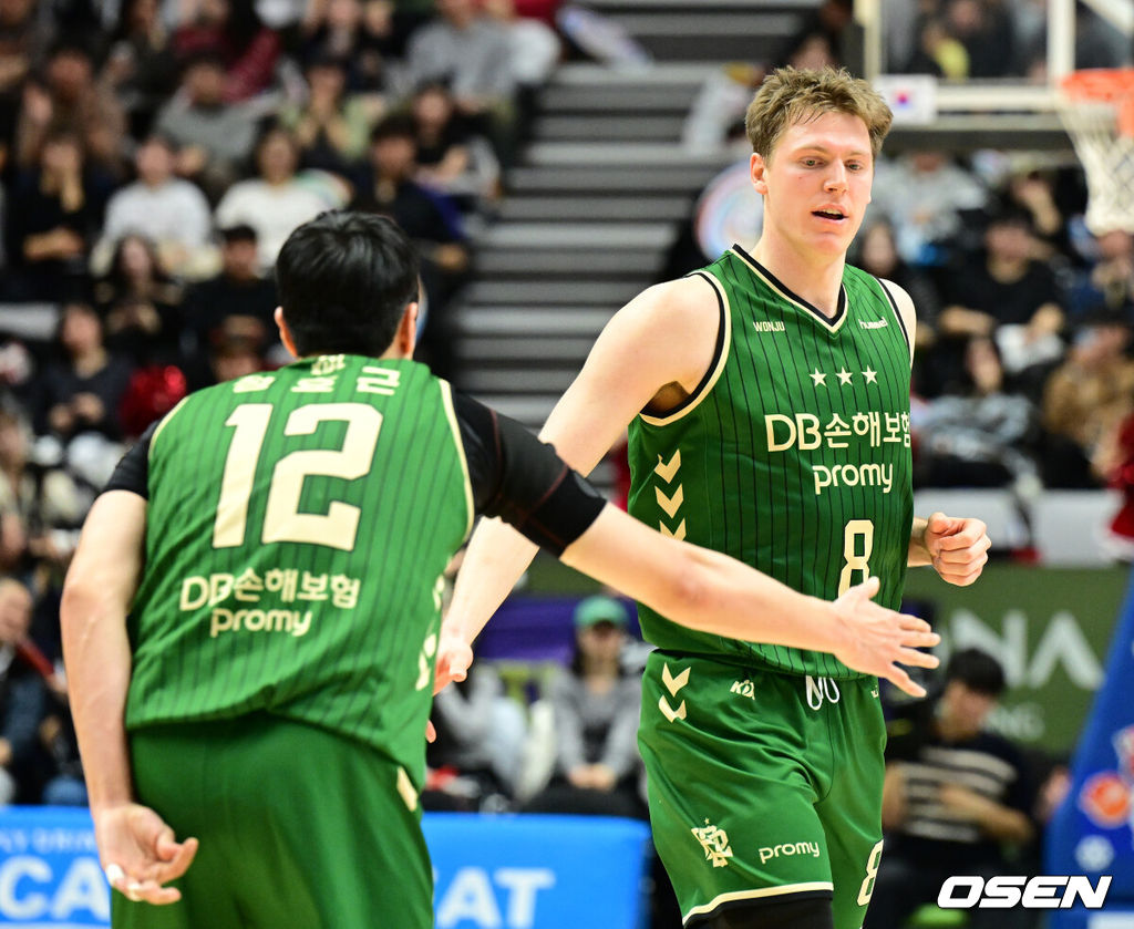 19일 오후 수원 KT 소닉붐 아레나에서 2025-2026 LG전자 프로농구 수원 KT와 원주 DB의 경기가 열렸다.KT는 11승 11패(6위), DB는 12승 9패(4위)를 기록중이다.   3쿼터 DB 엘런슨이 득점에 성공하며 정효근과 기뻐하고 있다. 2025.12.19 /jpnews@osen.co.kr