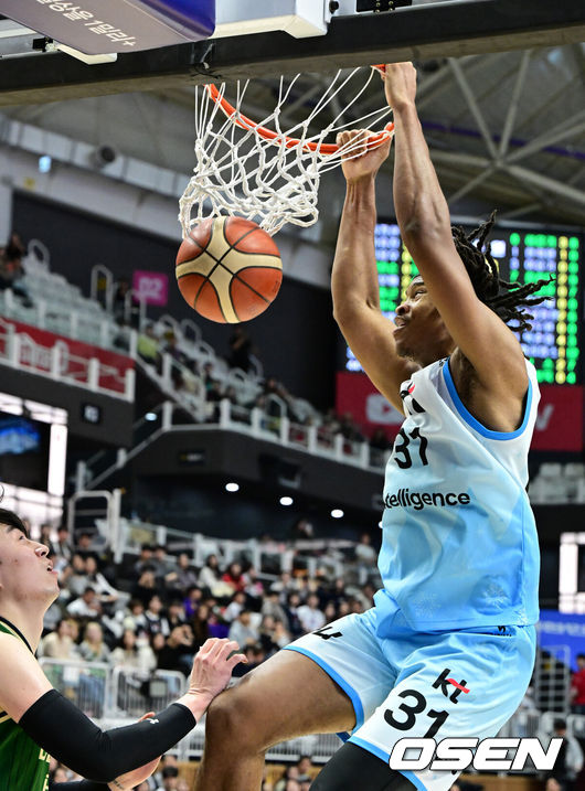 [OSEN=수원, 지형준 기자] 19일 오후 수원 KT 소닉붐 아레나에서 2025-2026 LG전자 프로농구 수원 KT와 원주 DB의 경기가 열렸다.KT는 11승 11패(6위), DB는 12승 9패(4위)를 기록중이다. &nbsp; 3쿼터 KT 힉스가 투핸드 덩크를 성공시키고 있다. 2025.12.19 /jpnews@osen.co.kr