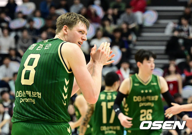 [OSEN=수원, 지형준 기자] 19일 오후 수원 KT 소닉붐 아레나에서 2025-2026 LG전자 프로농구 수원 KT와 원주 DB의 경기가 열렸다.KT는 11승 11패(6위), DB는 12승 9패(4위)를 기록중이다.  4쿼터 DB 엘런슨이 역전에 성공하며 기뻐하고 있다. 2025.12.19 /jpnews@osen.co.kr