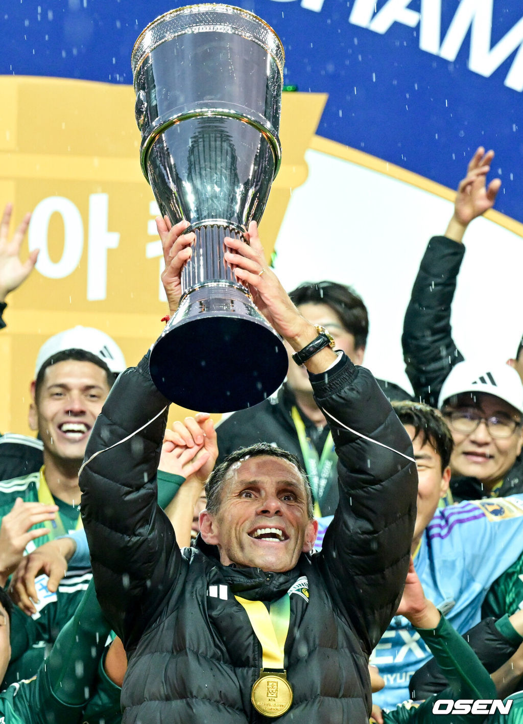 전북현대가 끝내 정상에 섰다. 연장전 혈투 끝에 광주FC를 2-1로 꺾고 2025 하나은행 코리아컵 우승을 차지했다. 120분 동안 퇴장·부상·논란 상황이 뒤섞인 결승전이었지만, 마지막에 웃은 팀은 전북이었다.전북현대는 6일 오후 1시 30분 서울월드컵경기장에서 열린 2025 하나은행 코리아컵 결승전에서 광주FC와 맞붙어 2-1로 승리했다.K리그1 우승에 이어 코리아컵 우승까지 더블을 이뤄낸 전북 포옛 감독이 트로피를 들고 기뻐하고 있다.  2025.12.06 /cej@osen.co.kr