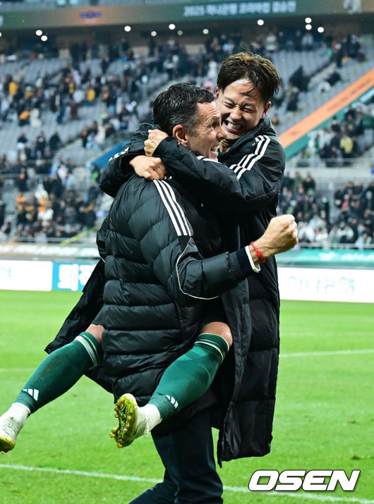 [OSEN=상암월드컵경기장, 조은정 기자] 전북현대가 끝내 정상에 섰다. 연장전 혈투 끝에 광주FC를 2-1로 꺾고 2025 하나은행 코리아컵 우승을 차지했다. 120분 동안 퇴장·부상·논란 상황이 뒤섞인 결승전이었지만, 마지막에 웃은 팀은 전북이었다.전북현대는 6일 오후 1시 30분 서울월드컵경기장에서 열린 2025 하나은행 코리아컵 결승전에서 광주FC와 맞붙어 2-1로 승리했다.통산 6번째 우승에 성공한 전북의 포옛 감독과 이승우가 기뻐하고 있다.  2025.12.06 /cej@osen.co.kr