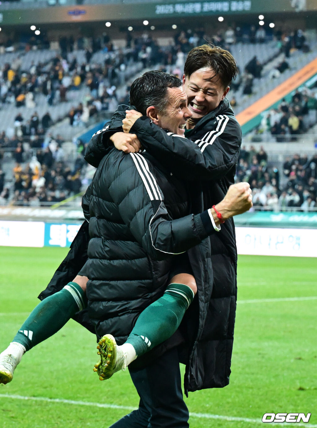 전북현대가 끝내 정상에 섰다. 연장전 혈투 끝에 광주FC를 2-1로 꺾고 2025 하나은행 코리아컵 우승을 차지했다. 120분 동안 퇴장·부상·논란 상황이 뒤섞인 결승전이었지만, 마지막에 웃은 팀은 전북이었다.전북현대는 6일 오후 1시 30분 서울월드컵경기장에서 열린 2025 하나은행 코리아컵 결승전에서 광주FC와 맞붙어 2-1로 승리했다.통산 6번째 우승에 성공한 전북의 포옛 감독과 이승우가 기뻐하고 있다.  2025.12.06 /cej@osen.co.kr