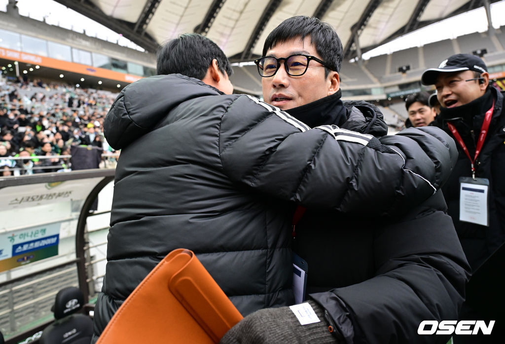 2025 하나은행 코리아컵 전북FC와 광주FC의 결승전이 6일 서울 마포구 서울월드컵경기장에서 열렸다.시민구단 광주는 사상 첫 코리안컵 우승에 도전, 전북은 올해 K리그1 우승에 이어 두 번째 더블을 노린다.경기 전 광주 이정효 감독(오른쪽)이 전북 정조국 코치와 인사를 나누고 있다. 2025.12.06 /cej@osen.co.kr