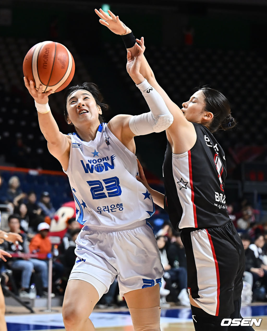 19일 부산 사직실내체육관에서 BNK금융 2025~2026 여자프로농구 부산 BNK와 아산 우리은행의 경기가 열렸다. 시즌 첫 3연승을 달리고 있는 부산 BNK와 아산 우리은행이 연승 행진을 이어가기 위해 맞대결을 펼친다.아산 우리은행 김단비가 부산 BNK 변소정의 마크를 피해 골밑슛을 시도하고 있다. 2025.12.19 / foto0307@osen.co.kr