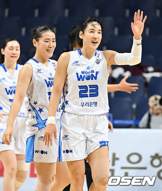 [OSEN=부산, 이석우 기자] 19일 부산 사직실내체육관에서 BNK금융 2025~2026 여자프로농구 부산 BNK와 아산 우리은행의 경기가 열렸다. 시즌 첫 3연승을 달리고 있는 부산 BNK와 아산 우리은행이 연승 행진을 이어가기 위해 맞대결을 펼친다.아산 우리은행 김단비가 득점 성공과 파울 추가 자유투를 얻어내고 미소짓고 있다. 2025.12.19 / foto0307@osen.co.kr