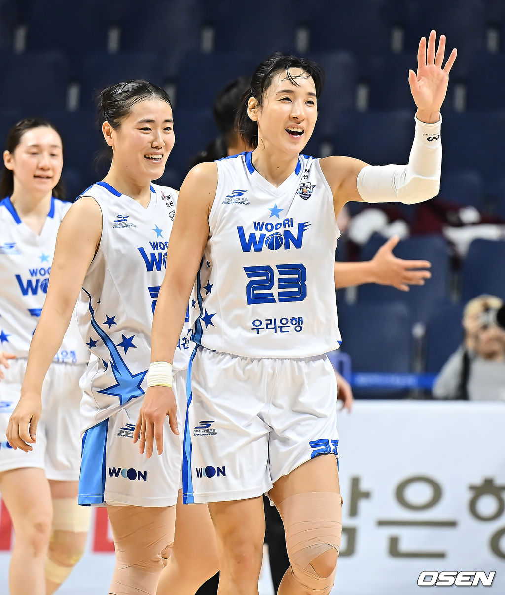 19일 부산 사직실내체육관에서 BNK금융 2025~2026 여자프로농구 부산 BNK와 아산 우리은행의 경기가 열렸다. 시즌 첫 3연승을 달리고 있는 부산 BNK와 아산 우리은행이 연승 행진을 이어가기 위해 맞대결을 펼친다.아산 우리은행 김단비가 득점 성공과 파울 추가 자유투를 얻어내고 미소짓고 있다. 2025.12.19 / foto0307@osen.co.kr