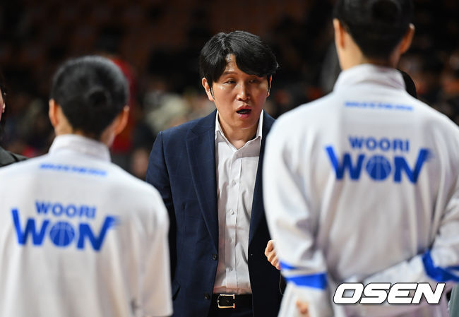 [OSEN=부산, 이석우 기자] 19일 부산 사직실내체육관에서 BNK금융 2025~2026 여자프로농구 부산 BNK와 아산 우리은행의 경기가 열렸다. 시즌 첫 3연승을 달리고 있는 부산 BNK와 아산 우리은행이 연승 행진을 이어가기 위해 맞대결을 펼친다.아산 우리은행 위성우 감독이 작전 지시를 하고 있다. 2025.12.19 / foto0307@osen.co.kr